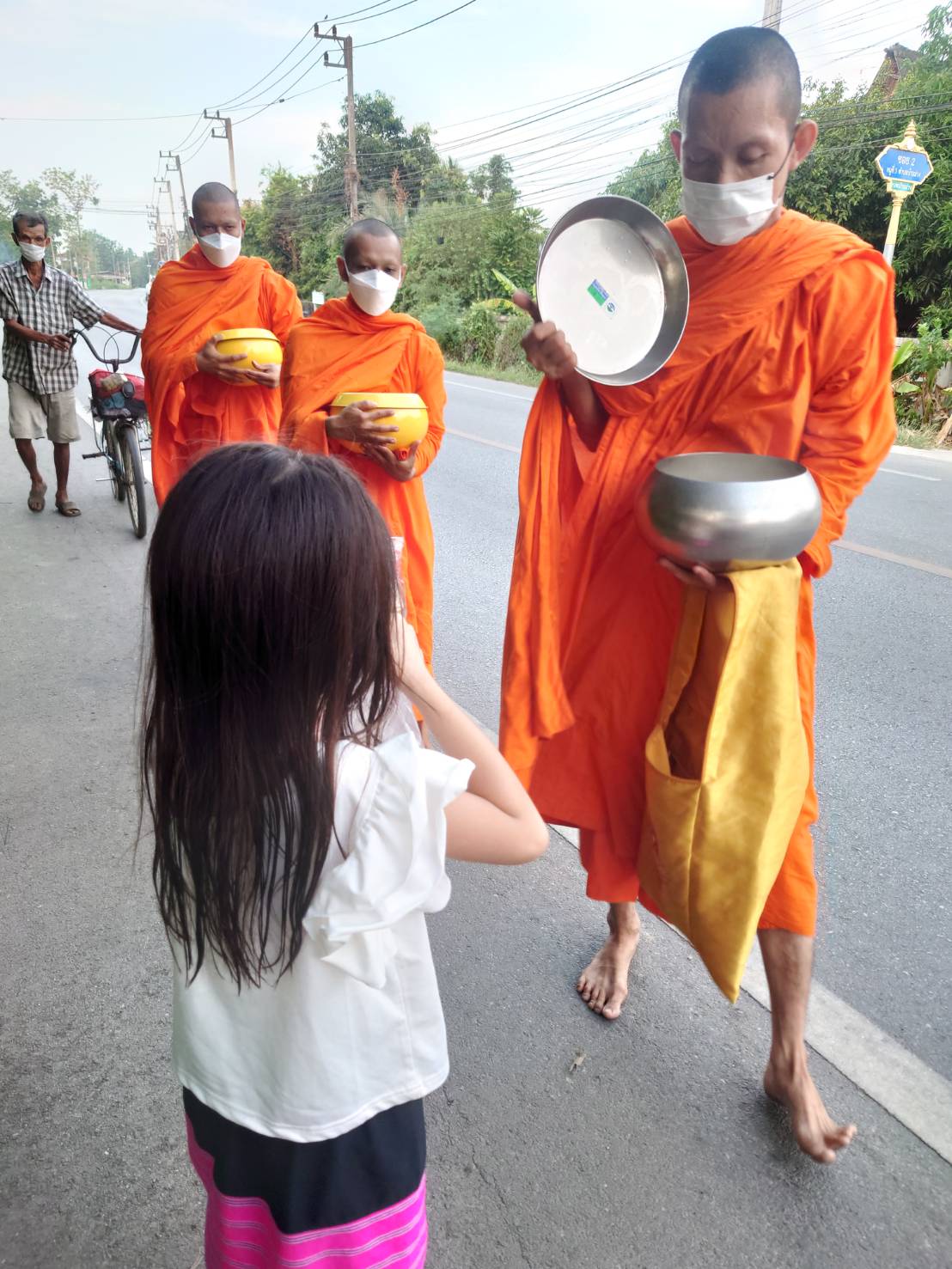 ใส่บาตรและสวนดอกไม้