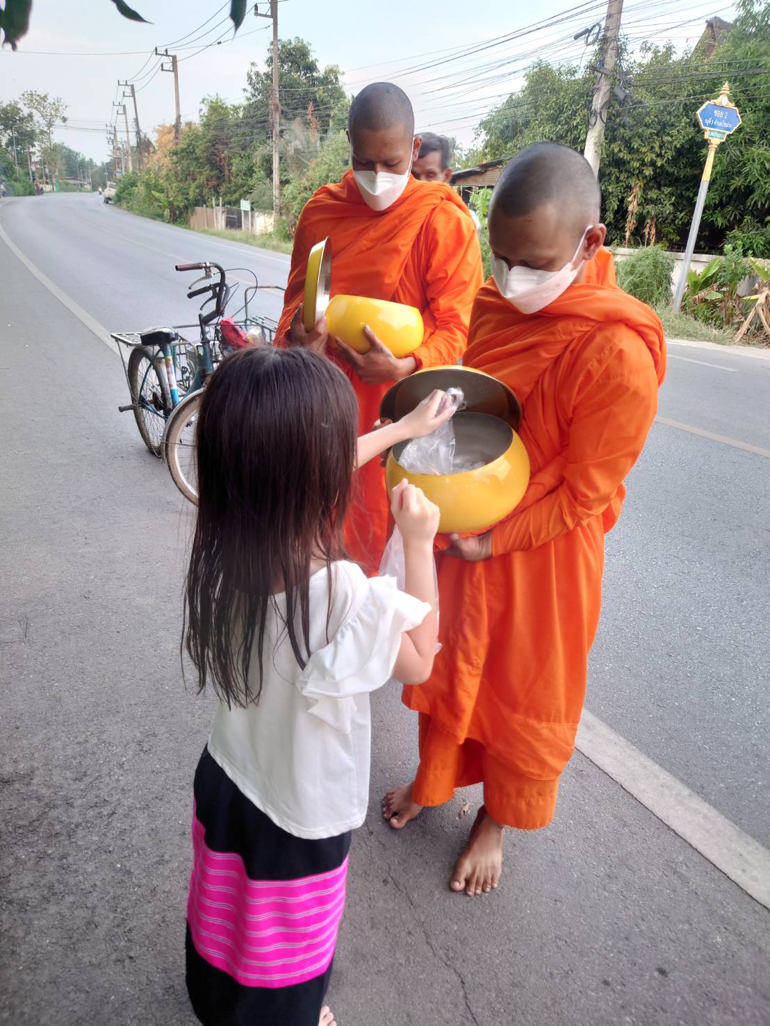 ใส่บาตรและสวนดอกไม้