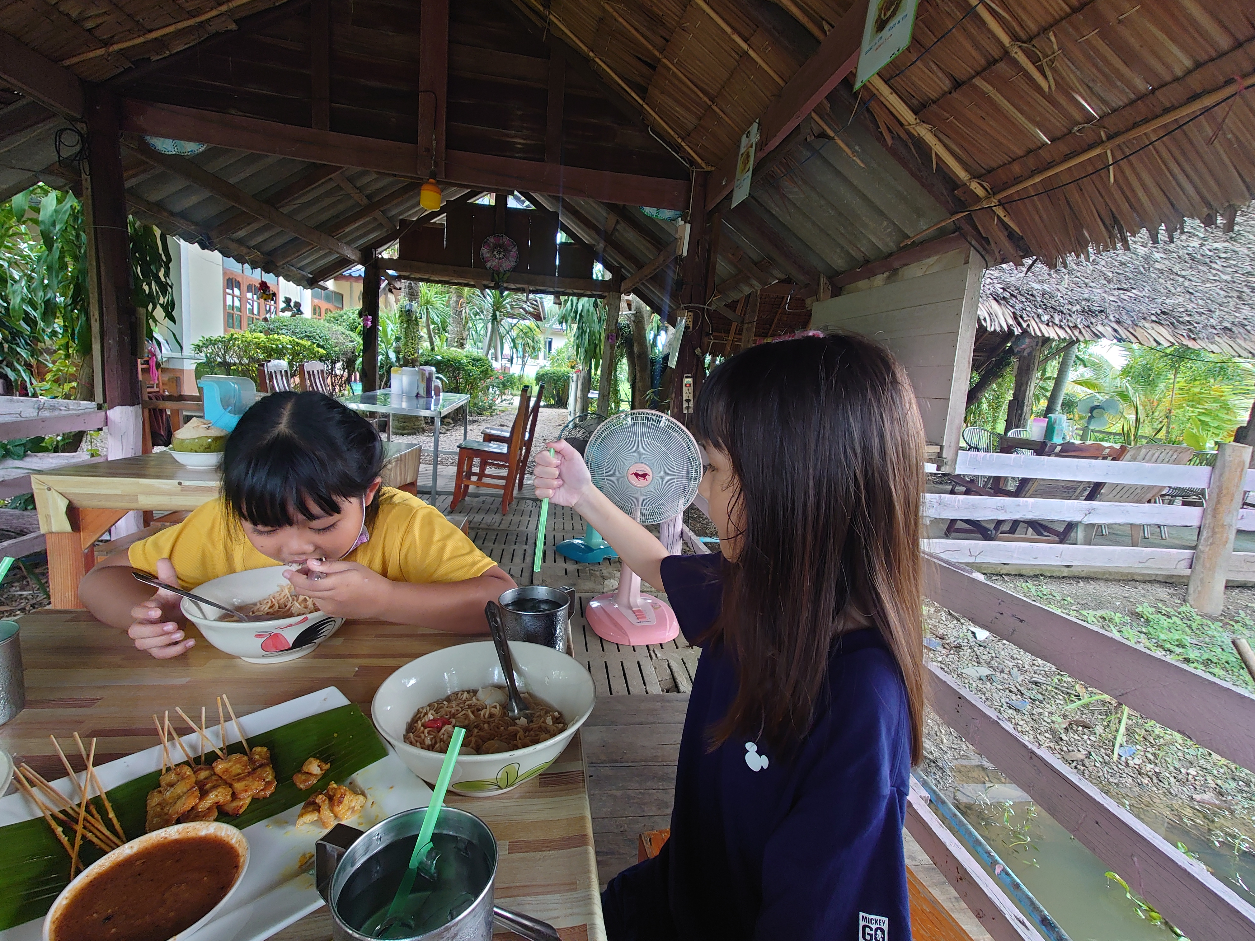 ใส่บาตรยามเช้า บ่ายชมหนังใหญ่