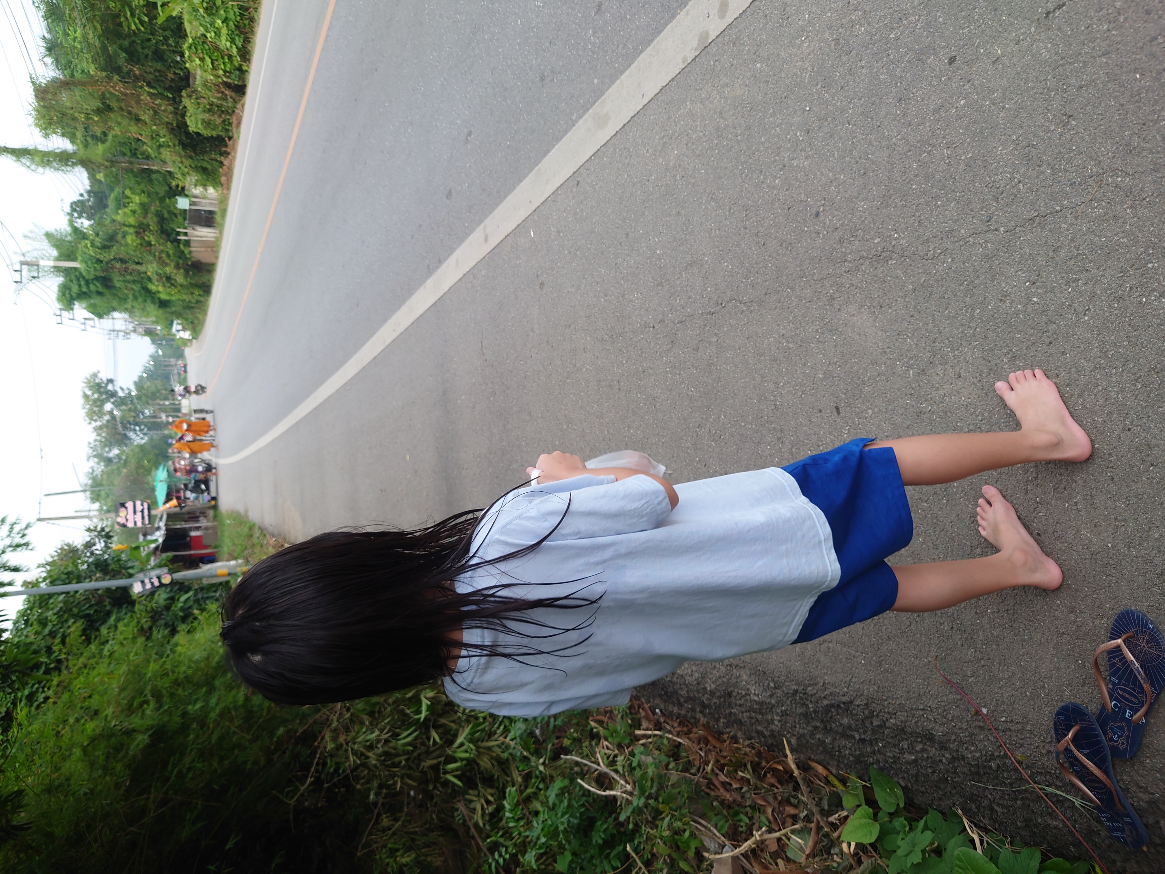 ใส่บาตรและดูแลไก่