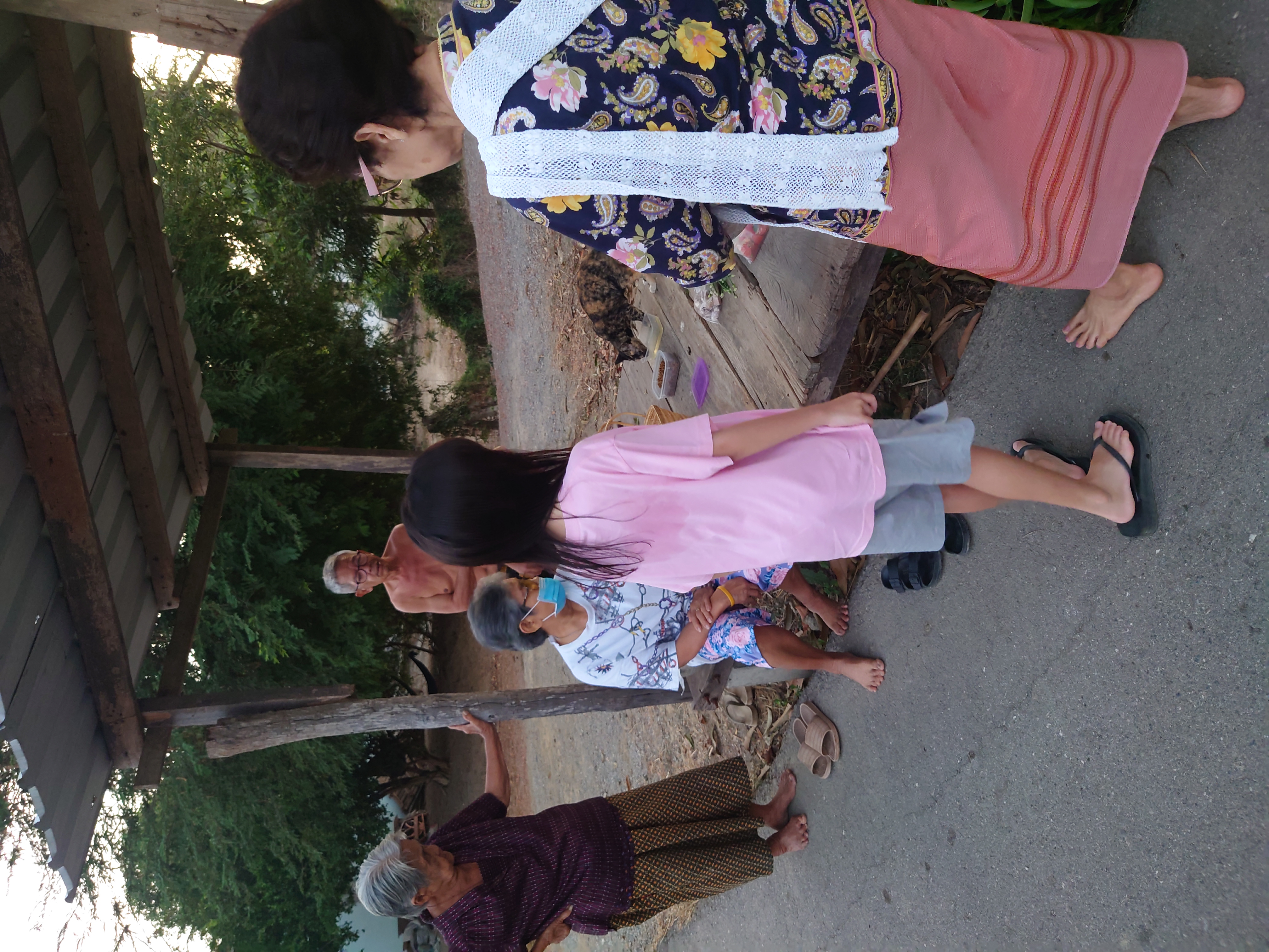 ใส่บาตร