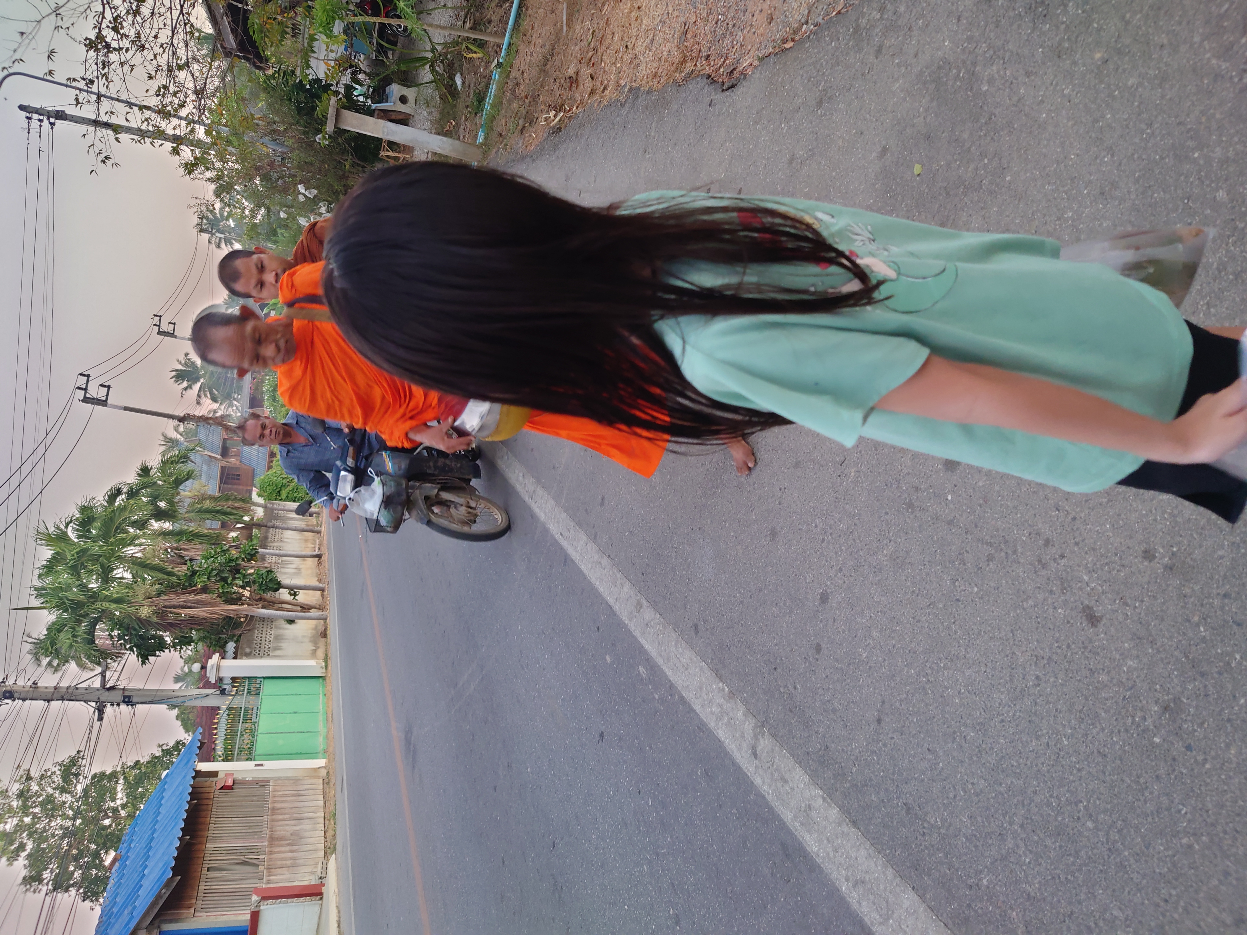 ใส่บาตรเช้าวันพุธ