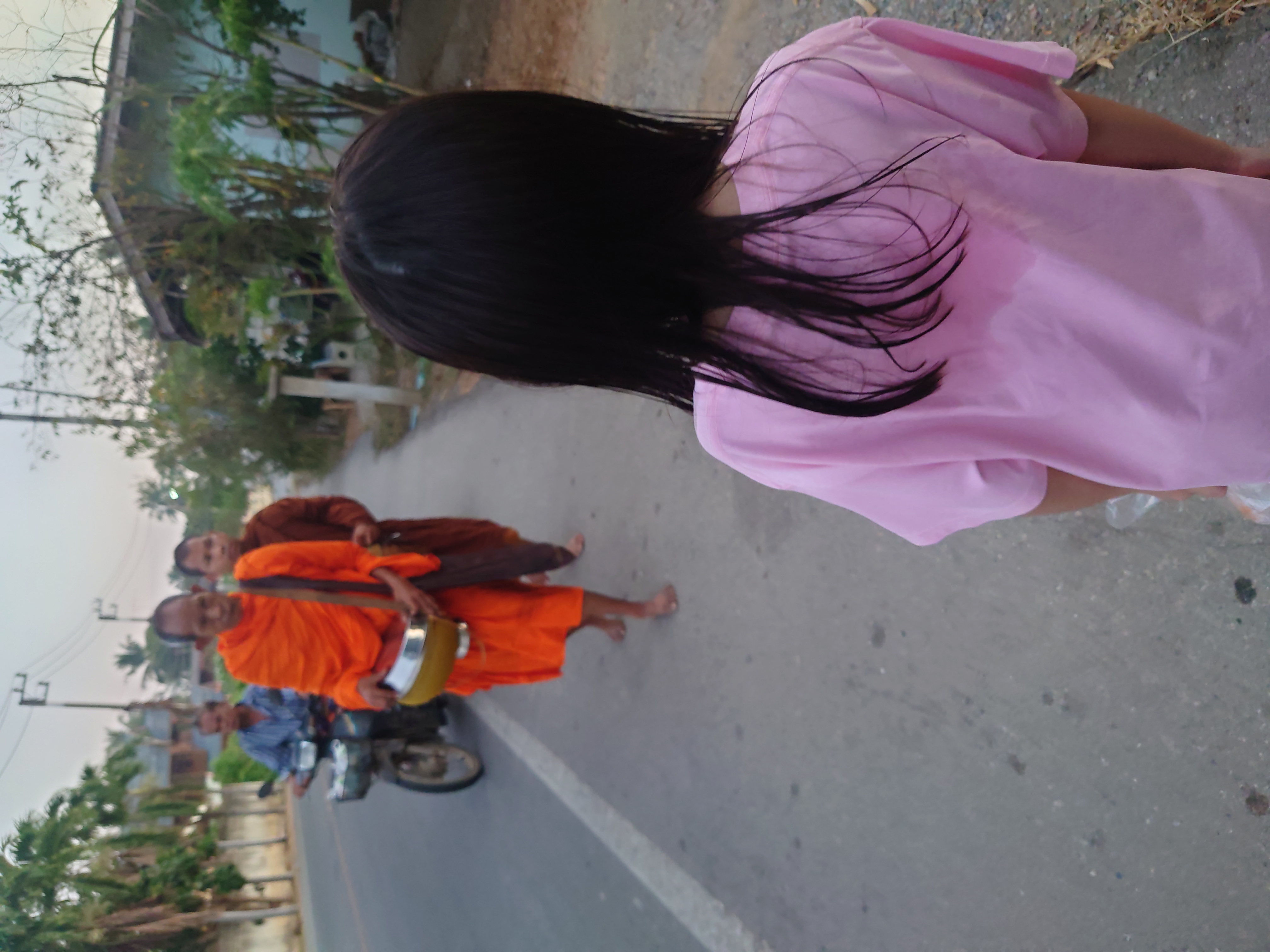 ใส่บาตร