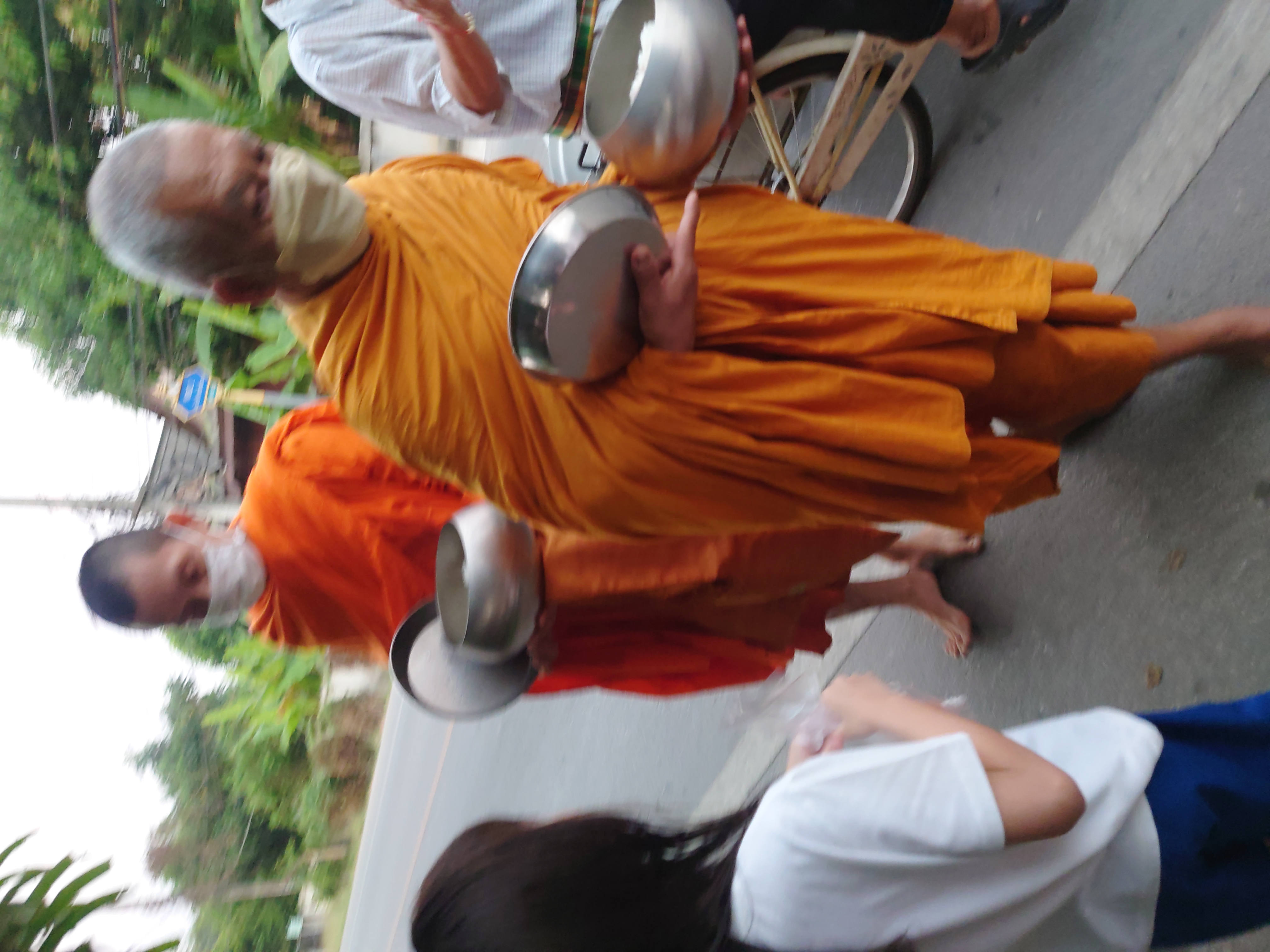 ใส่บาตร