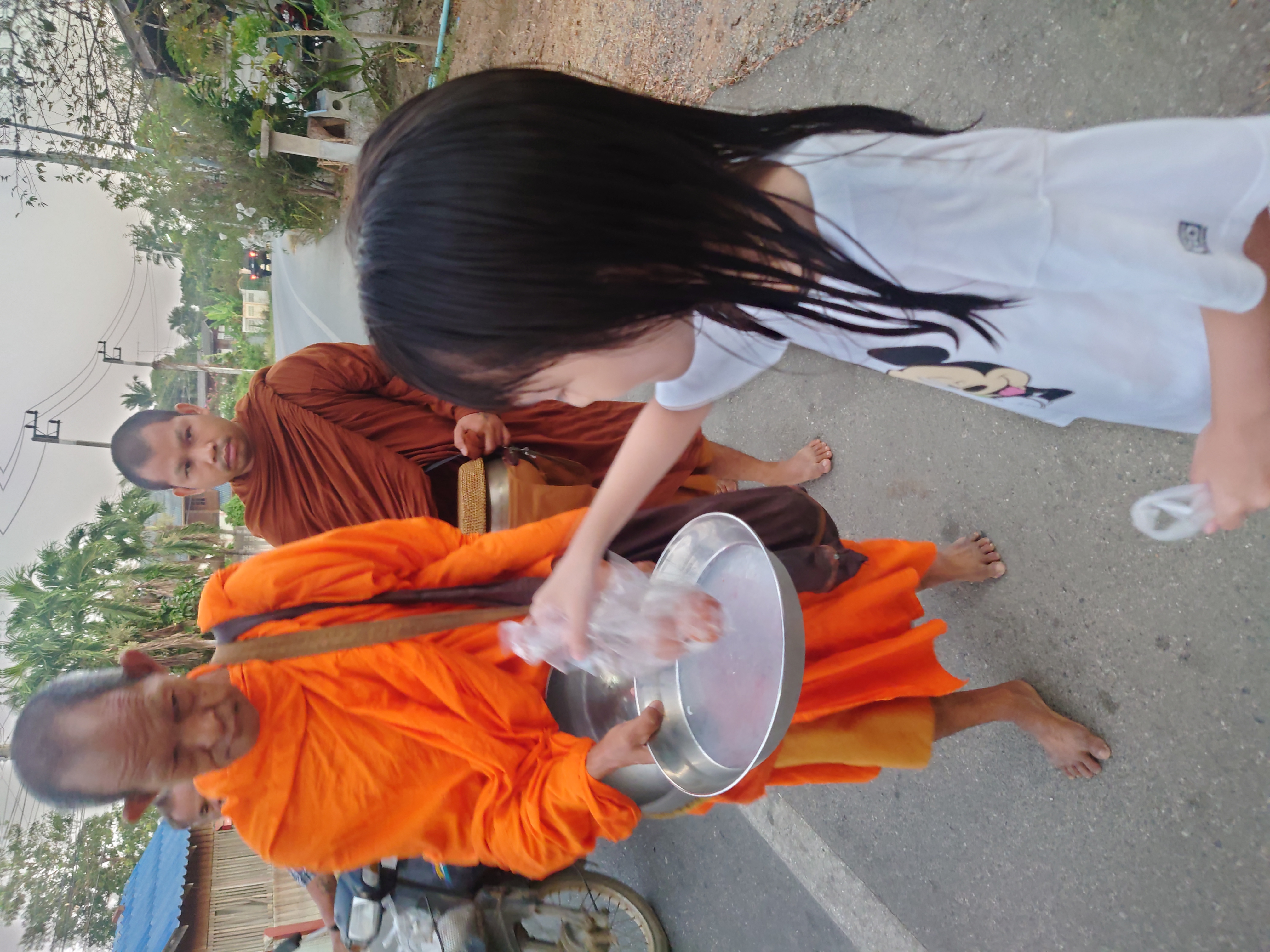 ใส่บาตร