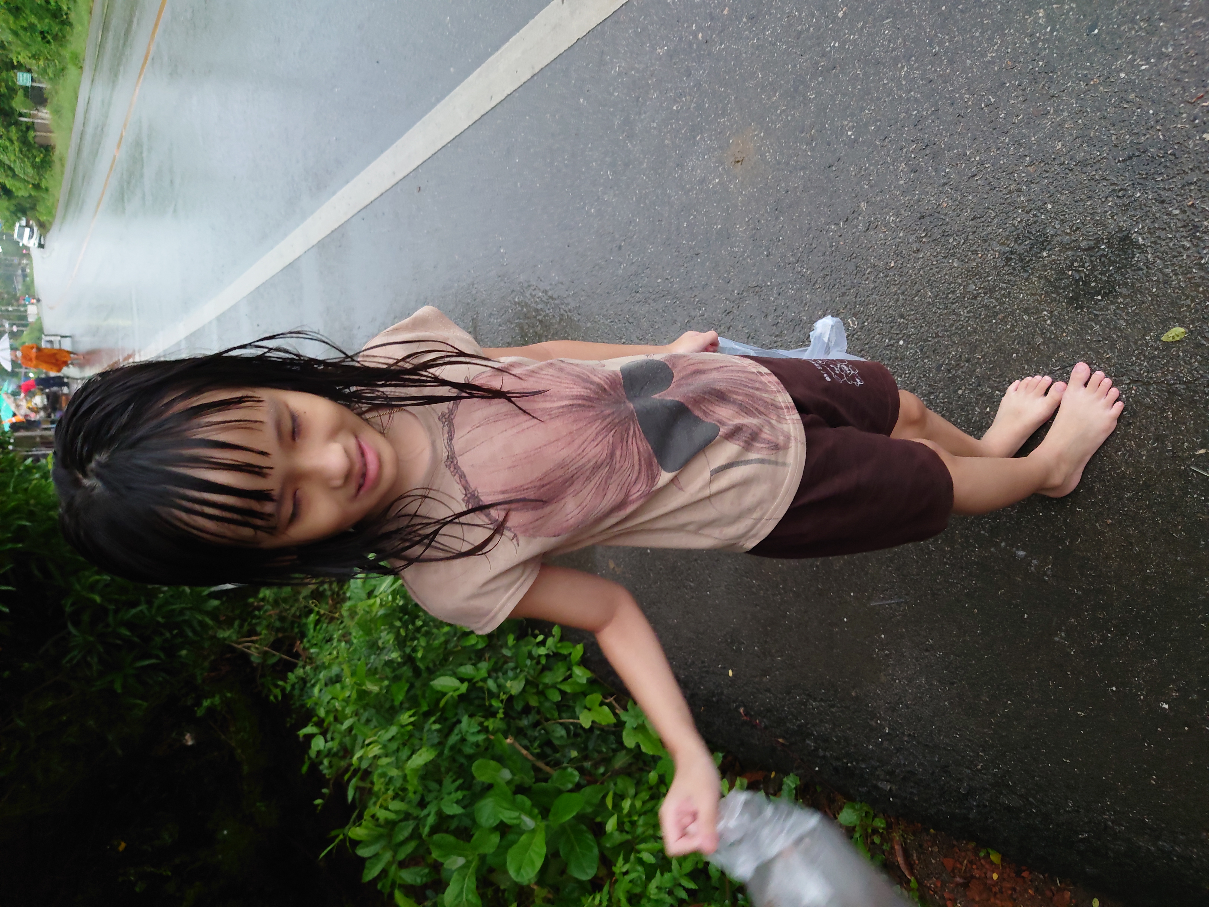 ใส่บาตรวันฝนตก