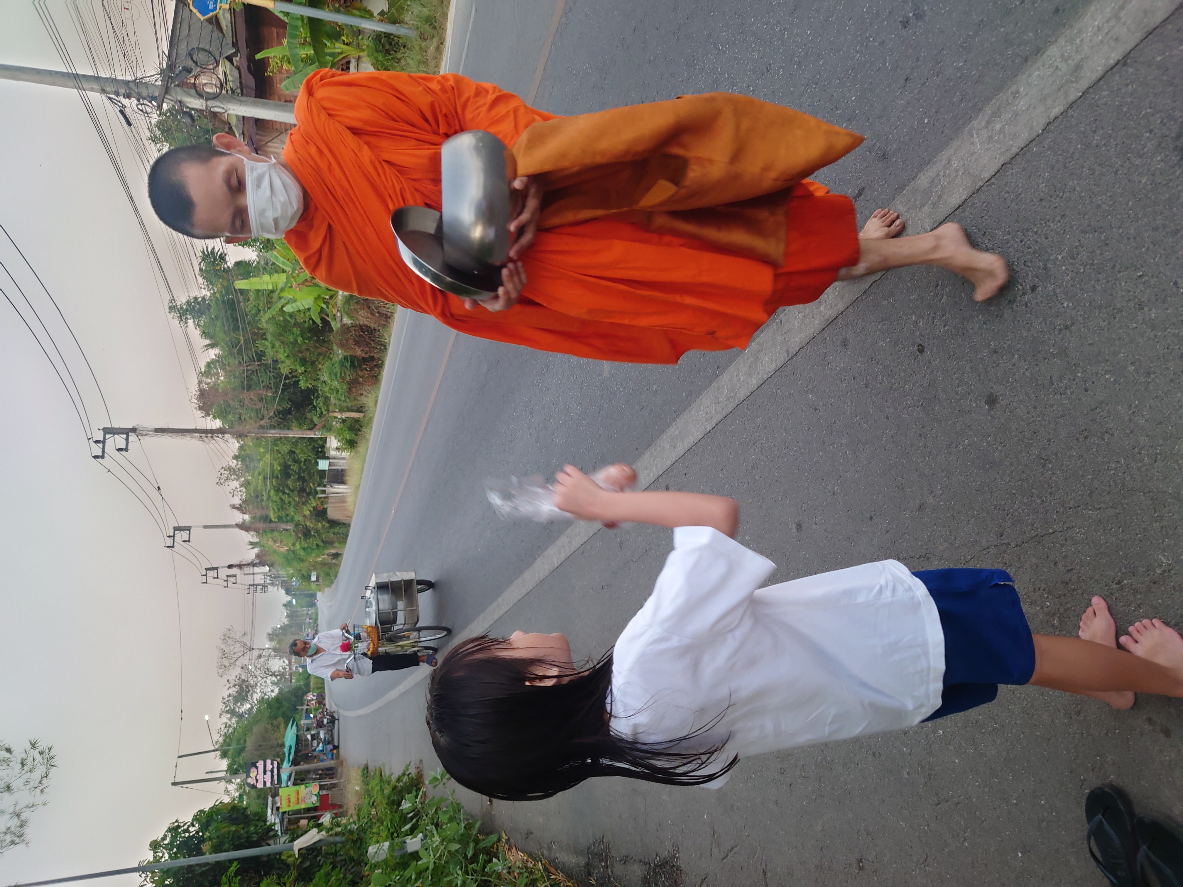 ใส่บาตร