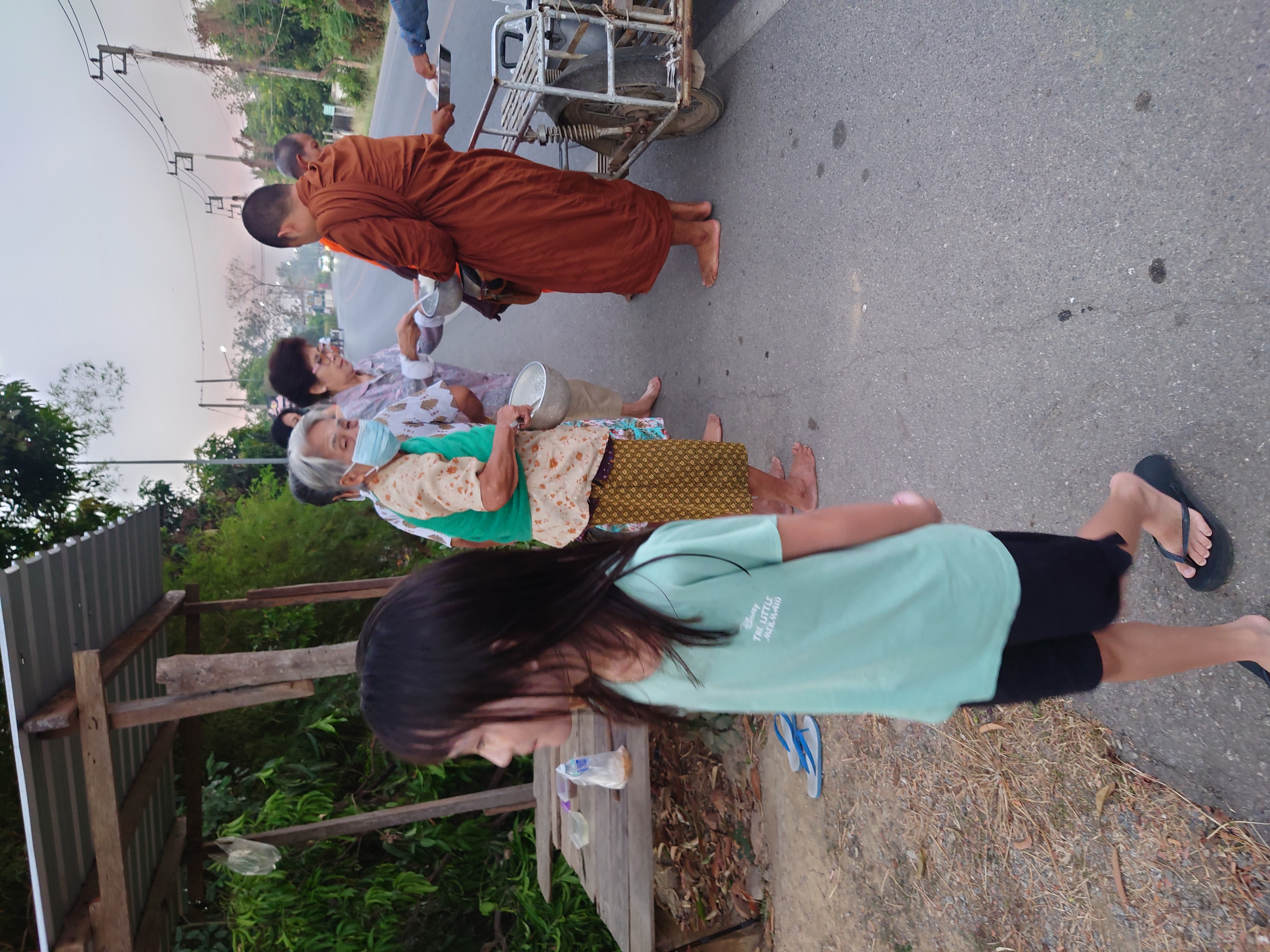 ใส่บาตรเช้าวันพุธ