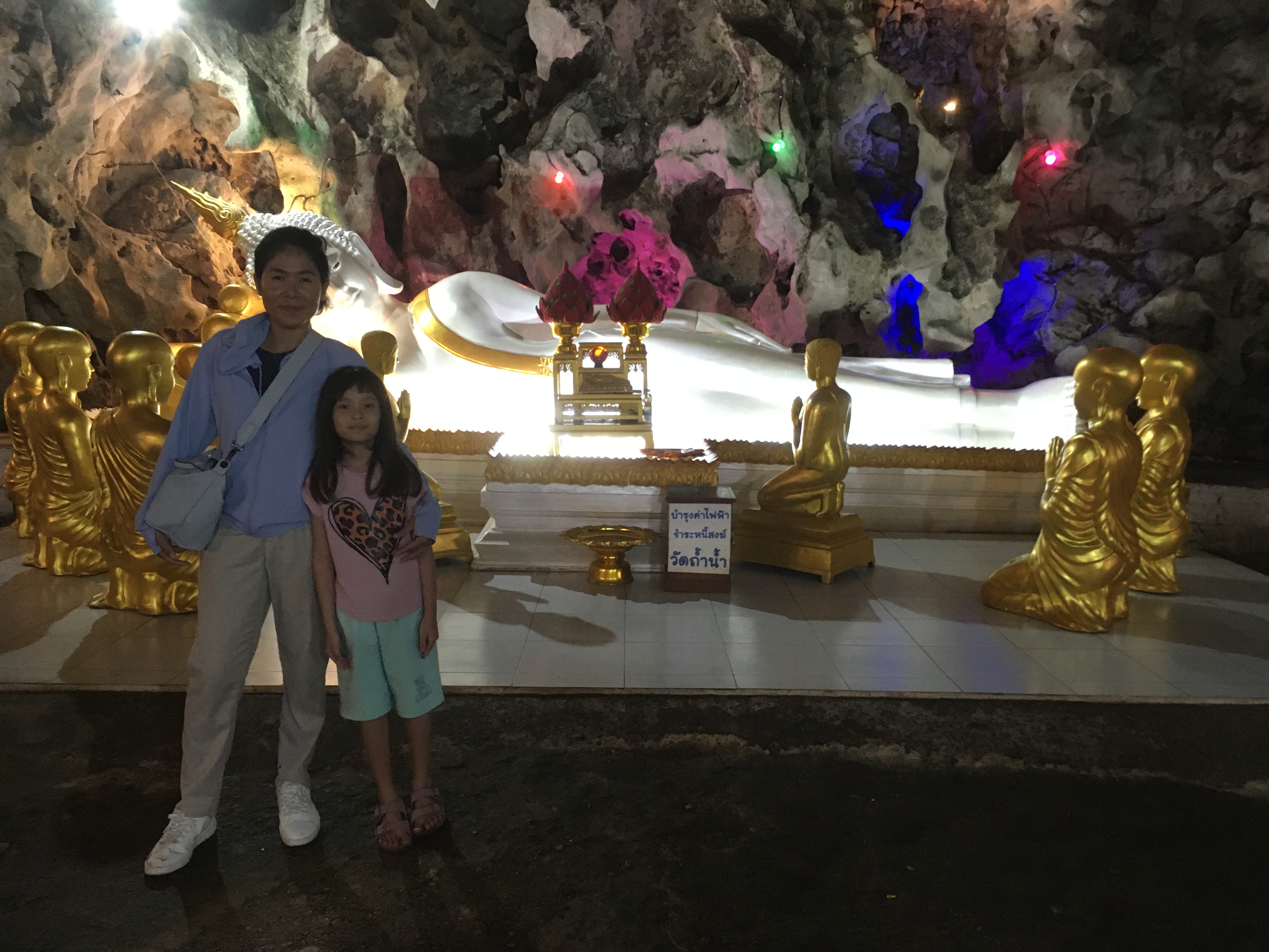 สักการะวัดถ้ำน้ำ