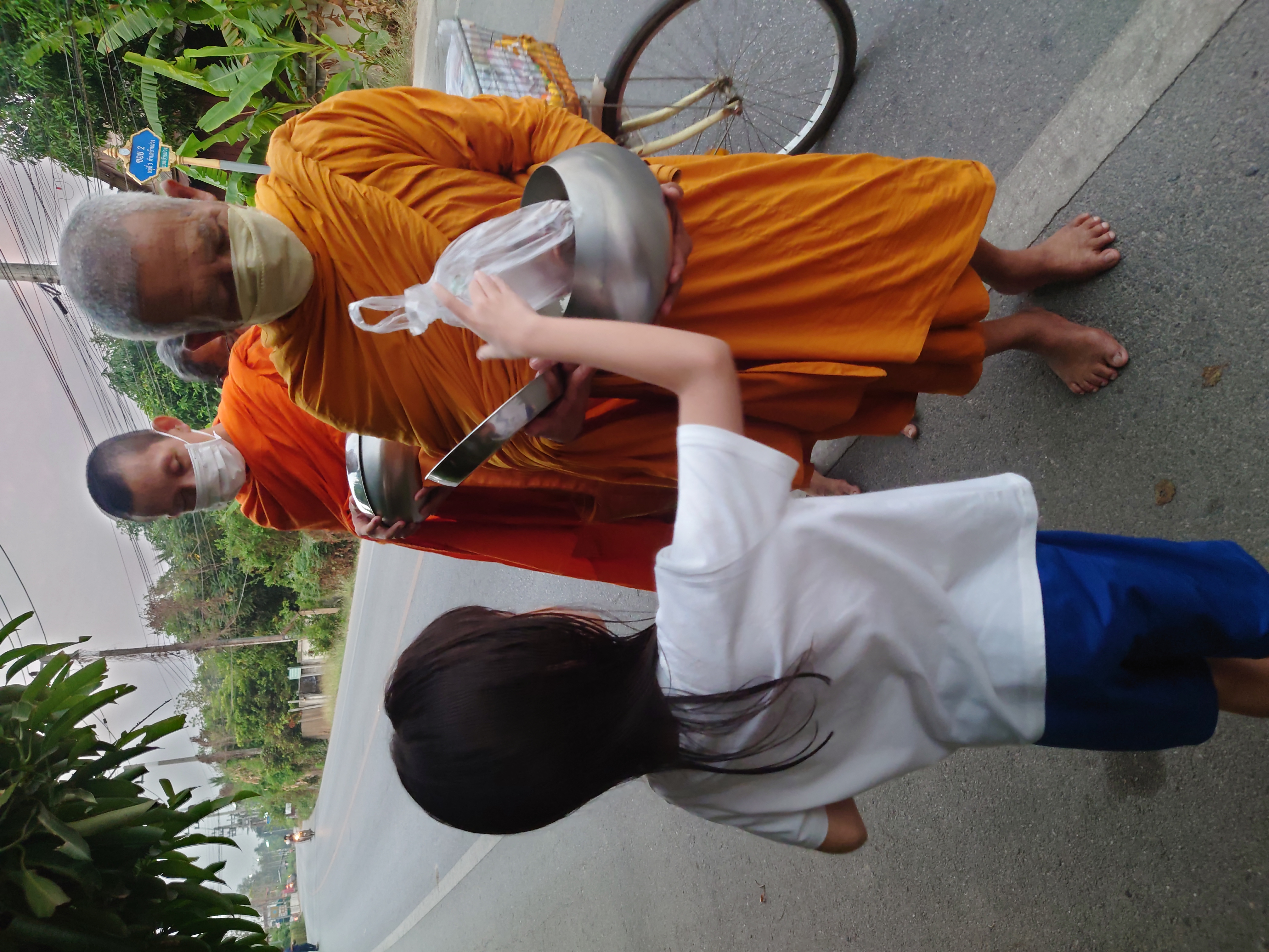 ใส่บาตร